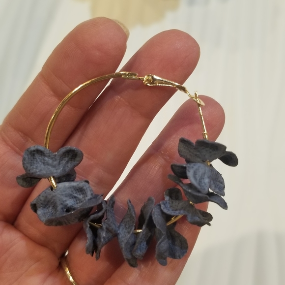 2 for $20 🍍 Floral Hoop Earrings - Picture 2 of 4